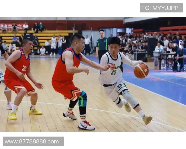 为心中的篮球男神送上一杯清凉水，助他在赛场上尽情挥洒汗水与激情